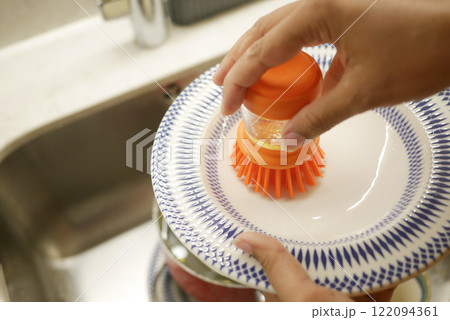 An Extremely Effective Cleaning Tool Specifically Designed for Kitchen Utensils and Bowls An Extremely Effective Cleaning Tool Specifically Designed for Kitchen Utensils and Bowls 122094361