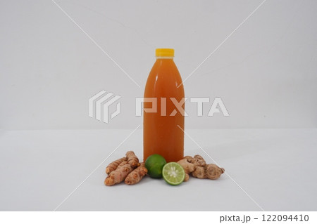Ginger juice with fresh ginger and lemon on white background. Healthy drink. 122094410