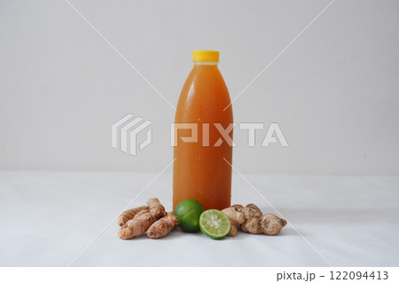 Ginger juice with fresh ginger and lemon on white background. Healthy drink. 122094413