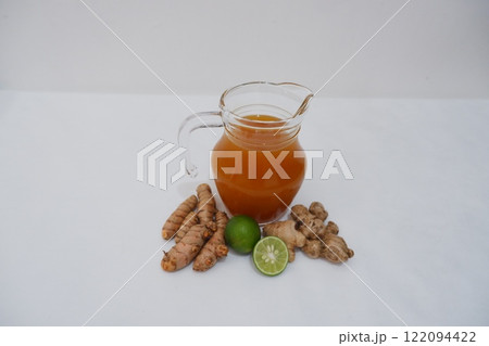 Ginger juice with fresh ginger and lemon on white background. Healthy drink. 122094422