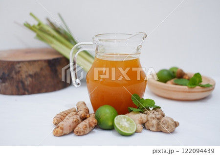 Ginger juice with fresh ginger and lemon on white background. Healthy drink. 122094439