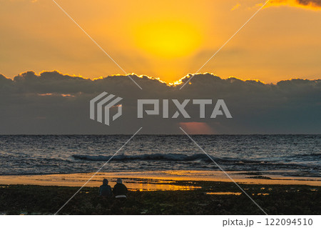 隆起サンゴ礁　初日の出を待つ人　屋久島(冬 122094510