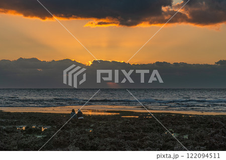 隆起サンゴ礁　初日の出を待つ人　屋久島(冬 122094511