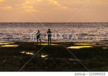 隆起サンゴ礁 初日の出を待つ人 屋久島(冬 隆起サンゴ礁 初日の出を待つ人 屋久島(冬 122094524