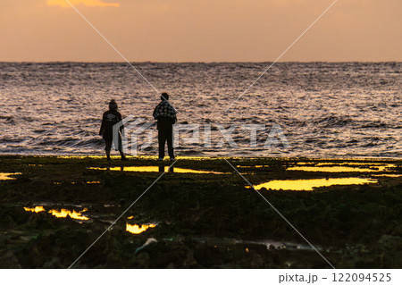 隆起サンゴ礁　初日の出を待つ人　屋久島(冬 122094525