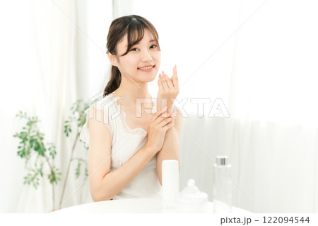 手の甲にハンドクリームを塗る日本人女性（スキンケア） 122094544
