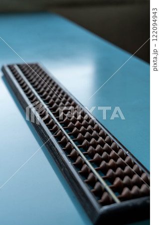 そろばん教室で使う年季の入ったそろばん 122094943