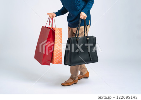 重い荷物を持つシニア女性 122095145