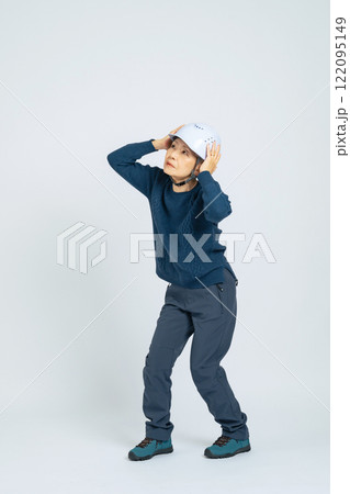 ヘルメットで頭を守るシニア女性の全身写真 122095149