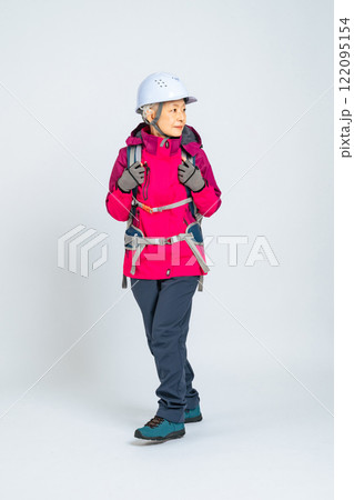 ヘルメットを被って歩くシニア女性の全身写真 ヘルメットを被って歩くシニア女性の全身写真 122095154