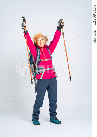 バンザイする登山服を着たシニア女性の全身写真 バンザイする登山服を着たシニア女性の全身写真 122095155