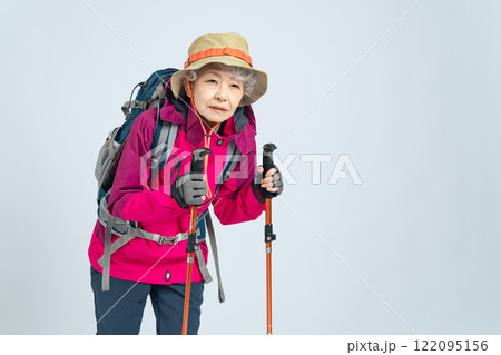 疲労を感じる登山服のシニア女性 疲労を感じる登山服のシニア女性 122095156