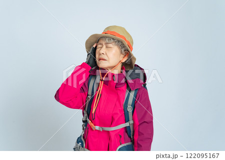 目眩を感じる登山服のシニア女性 目眩を感じる登山服のシニア女性 122095167