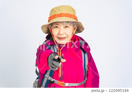 注意する登山服のシニア女性 122095184