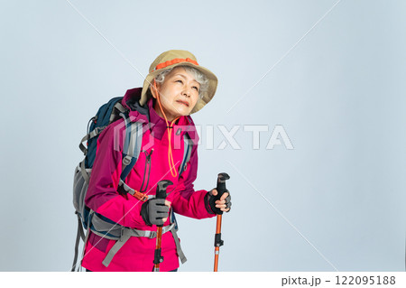 疲労を感じる登山服のシニア女性 疲労を感じる登山服のシニア女性 122095188