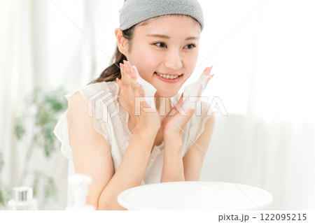 家で洗顔フォーム・洗顔料を使って泡洗顔をする若いアジア人女性 122095215