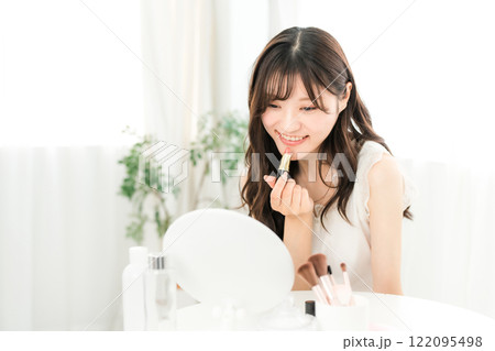 メイクをする若いアジア人女性（口紅・ルージュ・グロス・リップ） 122095498