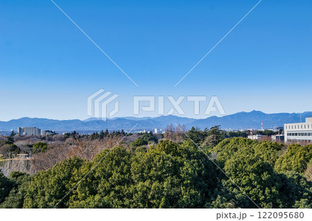 立川市 立川ステージガーデン スカイデッキの展望 陣馬山(左)~ 大岳山(右)の稜線 立川市 立川ステージガーデン スカイデッキの展望 陣馬山(左)~ 大岳山(右)の稜線 122095680