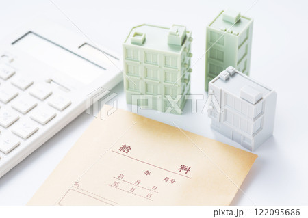 企業ビルの模型と給料袋と電卓 企業ビルの模型と給料袋と電卓 122095686