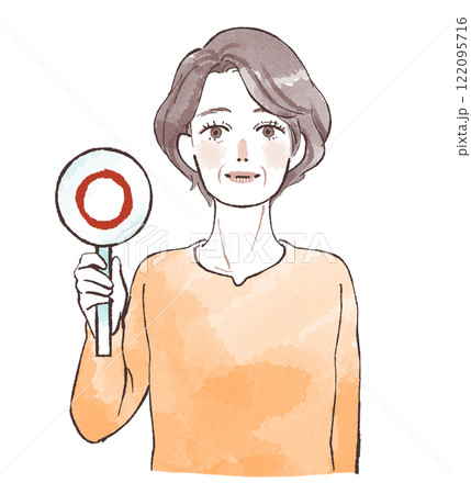 マルのプラカードを持つ中年女性 122095716