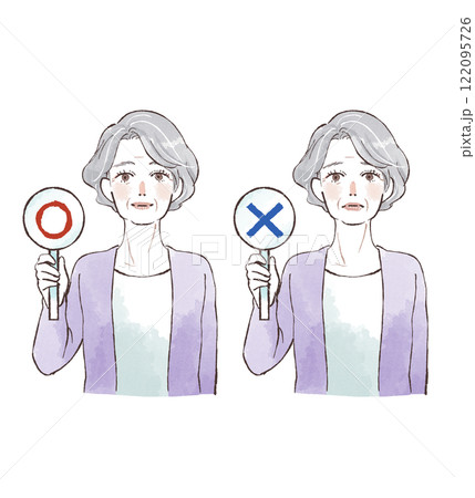 マルバツのプラカードを持つシニア女性 122095726