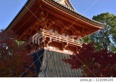 総本山仁和寺　秋の鐘楼【重文】 122096109