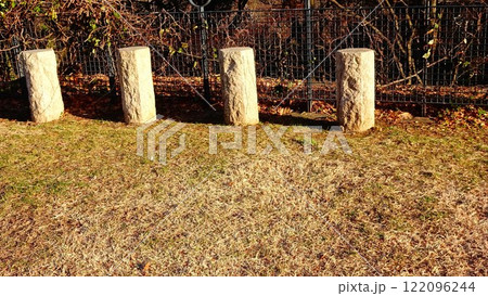 枯草と白い杭のある日当たりの良い公園 枯草と白い杭のある日当たりの良い公園 122096244