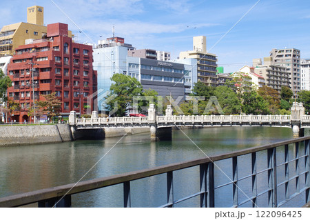 広島京橋川河畔の街並み 122096425