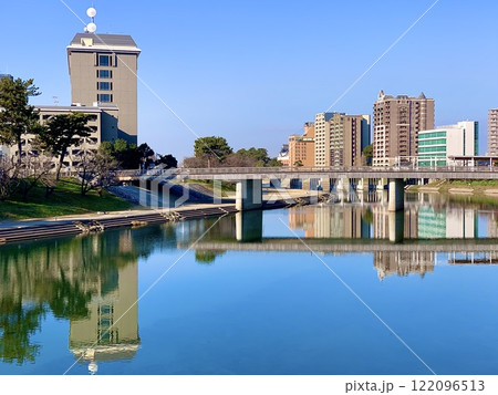 青空の街並みが映る乙川の水鏡〈明代橋より桜城橋を臨む/愛知県岡崎市〉 122096513