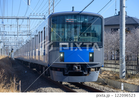 西武拝島線を走行する20000系電車 　武蔵砂川〜玉川上水 122096523