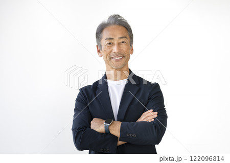 腕組みをしたカメラ目線で笑顔の60代の男性 122096814