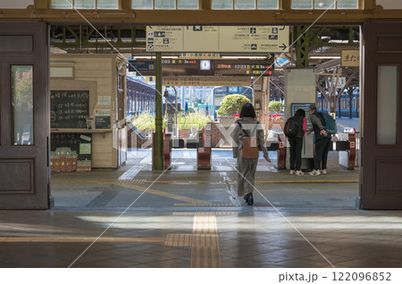 【北九州門司港レトロ 門司港駅改札口 人有り】 【北九州門司港レトロ 門司港駅改札口 人有り】 122096852