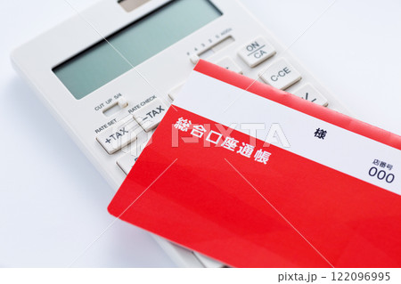 預金通帳と電卓 預金通帳と電卓 122096995