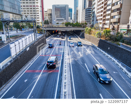 かつての築地川を干拓して建設・開通した首都高速都心環状線（銀座付近） 122097137