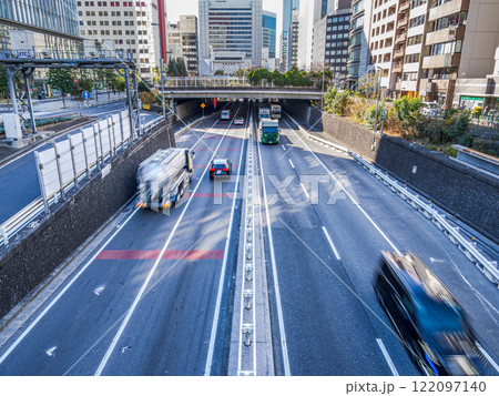 かつての築地川を干拓して建設・開通した首都高速都心環状線(銀座付近) かつての築地川を干拓して建設・開通した首都高速都心環状線(銀座付近) 122097140