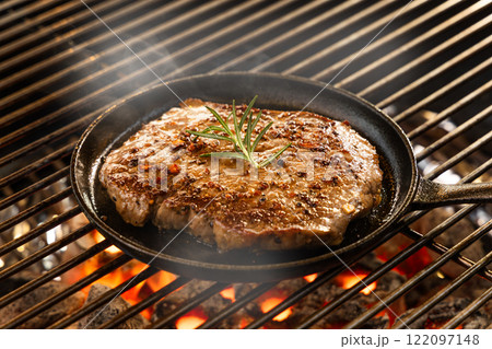 炭火でステーキ Charcoal grilled steaks outdoor 炭火でステーキ Charcoal grilled steaks outdoor 122097148