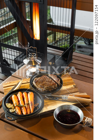 炭火でステーキ　Charcoal grilled steaks outdoor  122097154