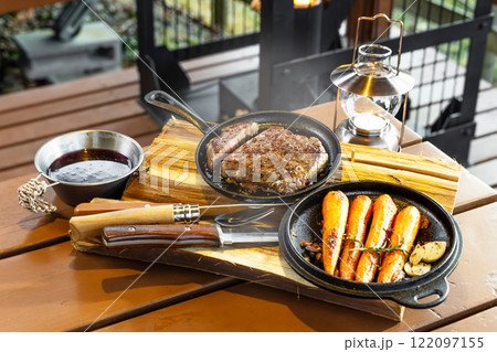 炭火でステーキ　Charcoal grilled steaks outdoor  122097155