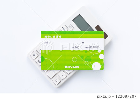 預金通帳と電卓 預金通帳と電卓 122097207
