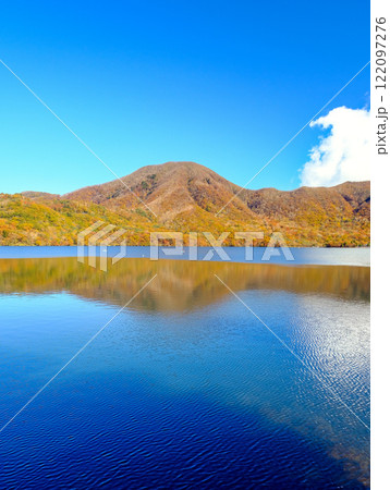 秋の赤城山と大沼(縦) 秋の赤城山と大沼(縦) 122097276