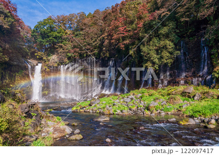 《静岡県》紅葉期の白糸の滝 122097417