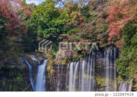 《静岡県》紅葉期の白糸の滝 《静岡県》紅葉期の白糸の滝 122097419