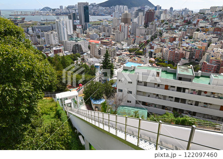 釜山の丘陵地に設置された斜行エレベーター【韓国】 122097460