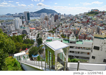 釜山の丘陵地に設置された斜行エレベーター【韓国】 釜山の丘陵地に設置された斜行エレベーター【韓国】 122097461