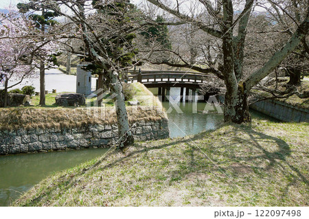 龍岡城跡の堀と橋【龍岡城五稜郭・国指定史跡】長野県佐久市 龍岡城跡の堀と橋【龍岡城五稜郭・国指定史跡】長野県佐久市 122097498