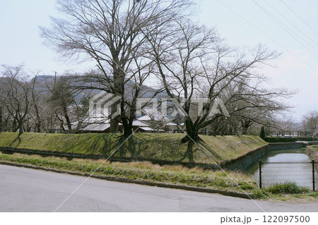 龍岡城跡の堀と土塁【龍岡城五稜郭・国指定史跡】長野県佐久市 122097500