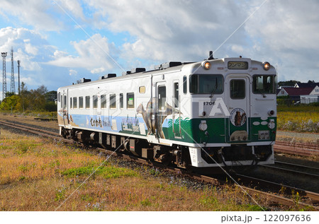 室蘭本線を走り追分駅に到着する「カムイサウルス(むかわ竜)復興トレイン」 室蘭本線を走り追分駅に到着する「カムイサウルス(むかわ竜)復興トレイン」 122097636