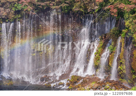 《静岡県》紅葉期の白糸の滝 122097686