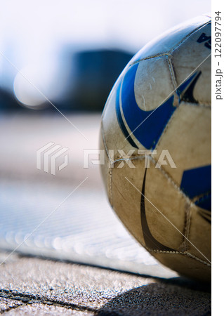 公園に忘れられたサッカーボール 公園に忘れられたサッカーボール 122097794