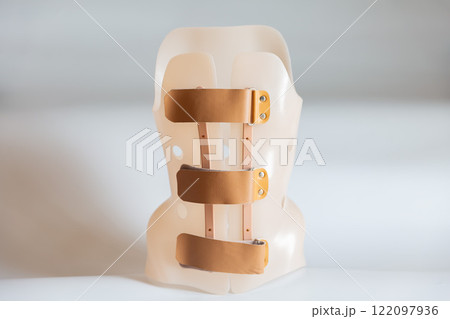 側弯症 背骨 腰の樹脂製コルセットの背面 122097936